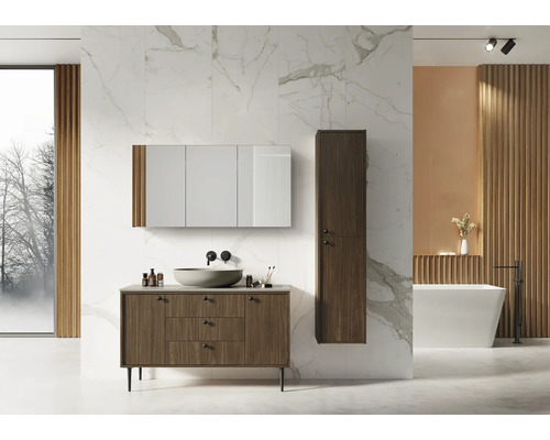 Salle de bain moderne avec meuble sous-vasque, vasque à poser, armoire de toilette et armoire haute