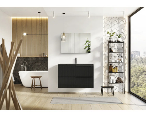 Badezimmer mit Waschbeckenunterschrank, Spiegelschrank, Badewanne und Regal