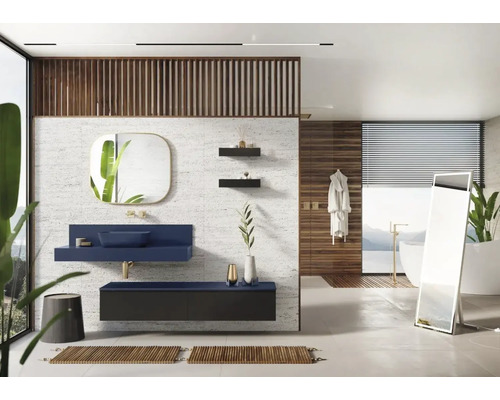 Helles Badezimmer mit Waschtisch, Spiegel, Badewanne und Holzdetails für ein modernes Ambiente.