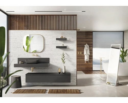 Modernes Badezimmer mit Waschtisch, Spiegel, Regalen und Badewanne