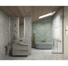 Modernes Badezimmer mit Badewanne, Waschbeckenunterschrank, Spiegel und Holzbalkendecke.