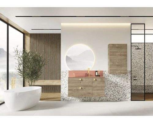 Helles Badezimmer mit Badewanne, Waschtisch, Spiegelschrank und Dusche
