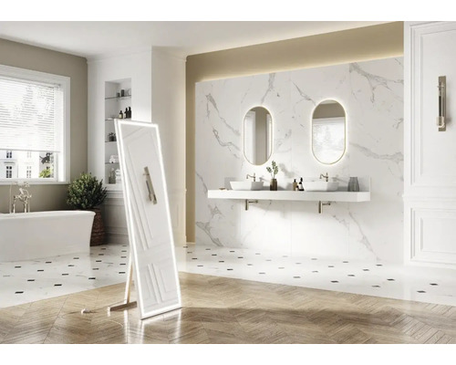 Salle de bains moderne avec baignoire îlot, lavabo avec miroirs et miroir sur pied