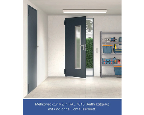 Mehrzwecktüren in einem hellen Raum, eine Tür mit Lichtausschnitt ist geöffnet