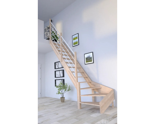 Holztreppe mit Geländer in einem hellen Raum