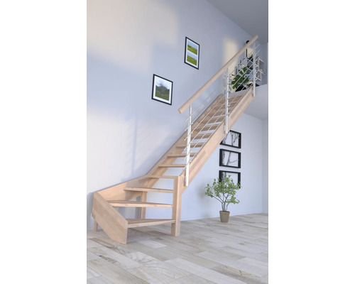 Holztreppe mit Geländer im hellen Raum