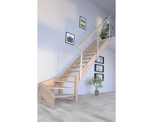Escalier en bois avec rampe en métal dans une pièce lumineuse avec des tableaux