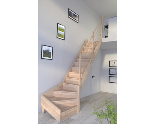 Escalier en bois à l''intérieur avec peintures murales adjacentes
