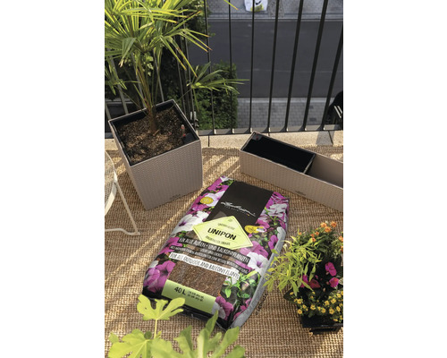 Scène de balcon avec des bacs à plantes et un sac de terreau Lechuza Unipon de 40 litres pour toutes les plantes d''extérieur et de balcon