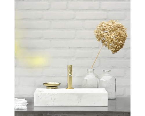 Badezimmerwaschtisch aus Marmor mit goldener Armatur und Seifenschale