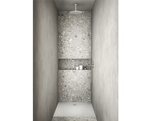 Cabine de douche avec pomme de tête, étagère intégrée et carrelage en pierre naturelle grise