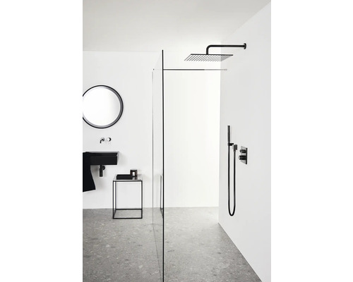 Salle de bains moderne avec douche, lavabo et miroir