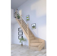 Holztreppe mit Geländer im Wohnraum