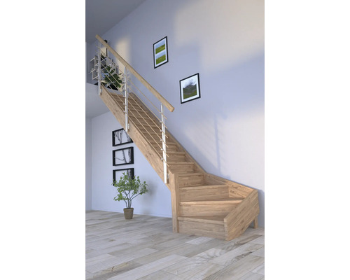 Escalier en bois avec rampe en acier inoxydable dans une pièce lumineuse