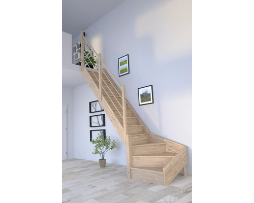 Holztreppe mit Geländer in einem hellen Raum