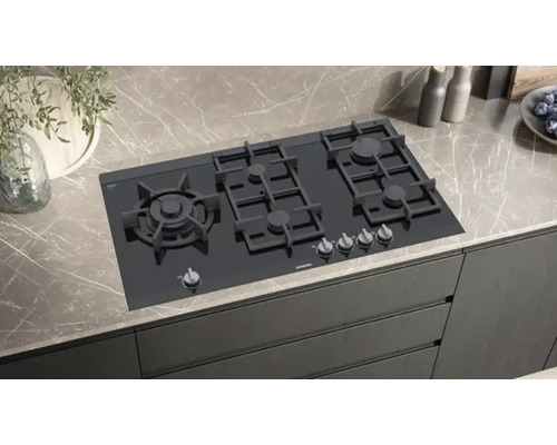 Plaque de cuisson à gaz Siemens avec cinq brûleurs sur un plan de travail de cuisine