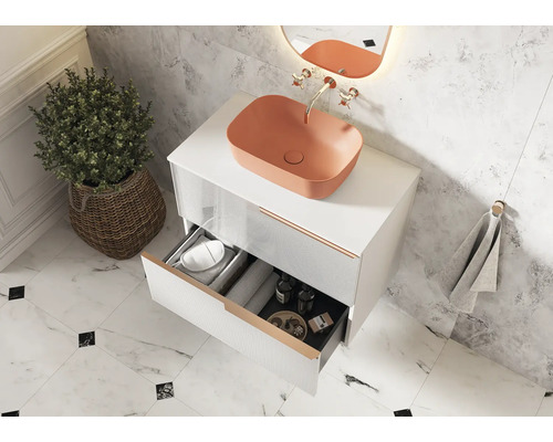 Salle de bains avec meuble-lavabo blanc, tiroir ouvert, vasque à poser orange et décoration