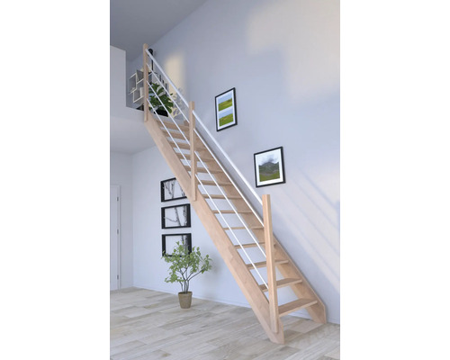 Escalier en bois avec rampe en métal dans une pièce lumineuse