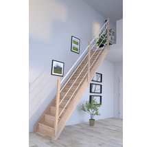 Escalier en bois avec rampe dans une pièce lumineuse