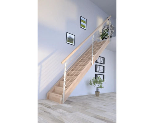 Escalier en bois avec rampe dans une pièce lumineuse