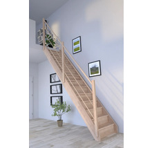 Escalier en bois dans une pièce lumineuse avec décoration