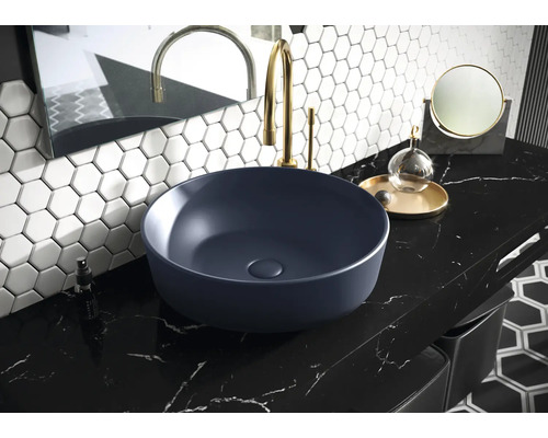 Salle de bain moderne avec lavabo à poser, robinetterie et miroir