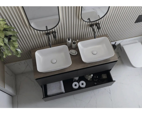 Salle de bains avec double vasque, meuble sous-vasque et miroirs