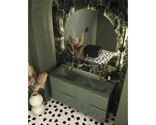 Salle de bain lumineuse avec meuble sous-lavabo double, miroir et mur en marbre