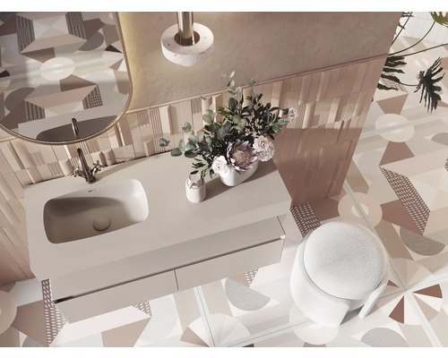 Salle de bain lumineuse avec lavabo, miroir et carrelage à motifs