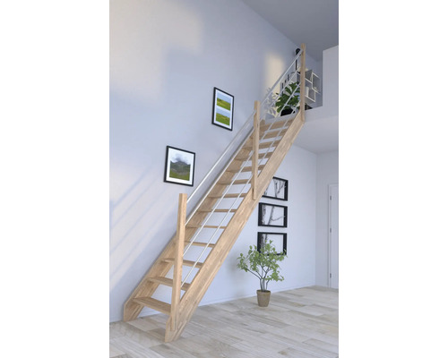 Escalier en bois avec rampe en métal dans une pièce lumineuse
