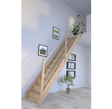 Escalier en bois avec rampe dans une pièce lumineuse.