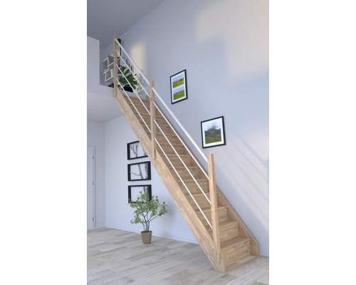 Escalier en bois avec rampe blanche dans une pièce lumineuse