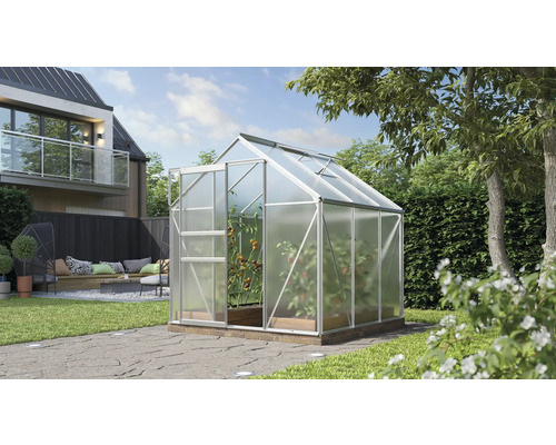 Gewächshaus im Garten mit Pflanzen