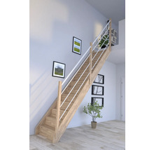 Escalier en bois avec rampe dans une pièce lumineuse