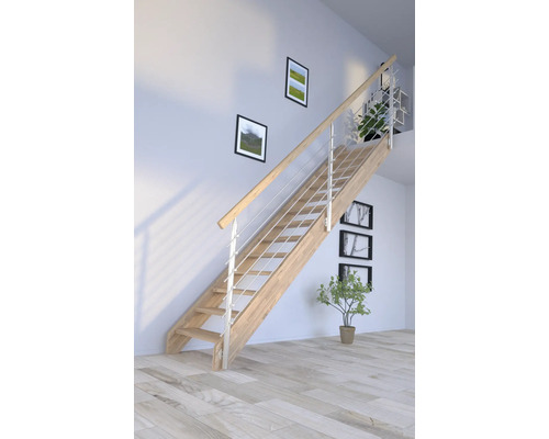 Escalier en bois avec rampe dans une pièce lumineuse