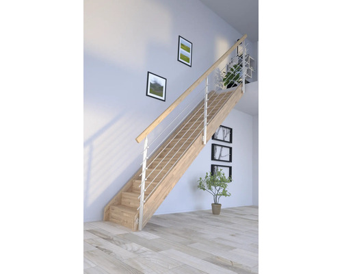 Escalier en bois avec rampe en acier inoxydable dans une pièce lumineuse