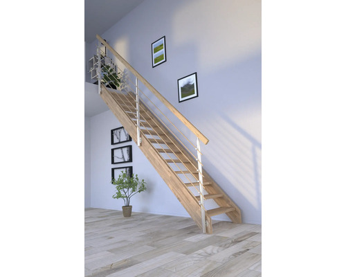 Escalier en bois avec rampe en métal dans une pièce lumineuse.