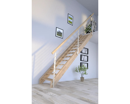 Escalier en bois avec rampe en métal dans une pièce lumineuse