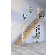 Escalier en bois avec rampe en acier inoxydable dans une pièce lumineuse