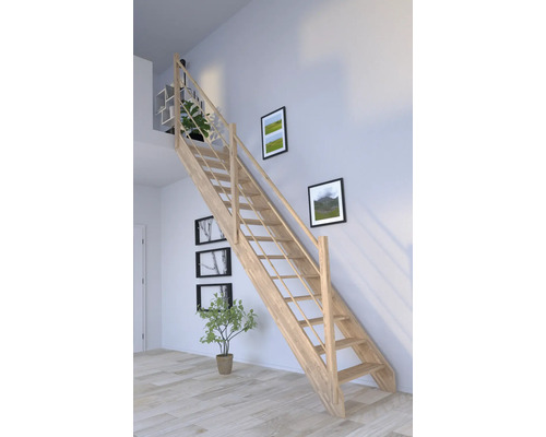 Escalier en bois dans un espace de vie avec décoration murale