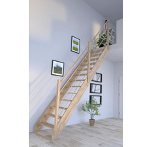 Escalier en bois dans une pièce lumineuse avec des tableaux au mur