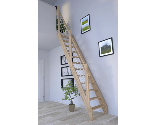 Escalier en bois avec rampe dans une pièce lumineuse