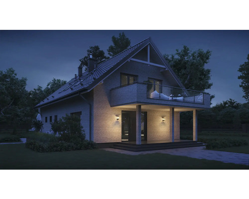 Modernes Haus mit Balkon und Garten bei Nacht