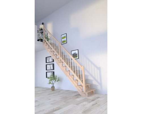 Holztreppe mit Geländer in einem hellen Raum.