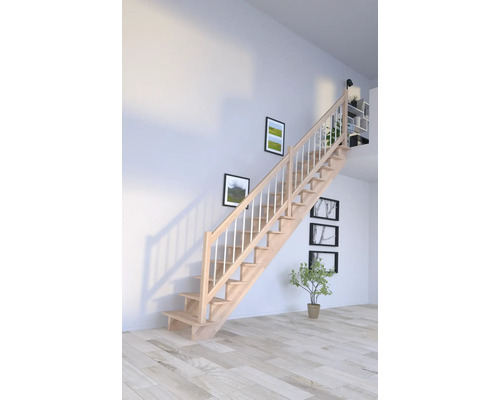 Holztreppe in einem hellen Raum mit Bildern an der Wand und einer Pflanze.