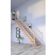 Escalier en bois avec rampe blanche dans une pièce lumineuse