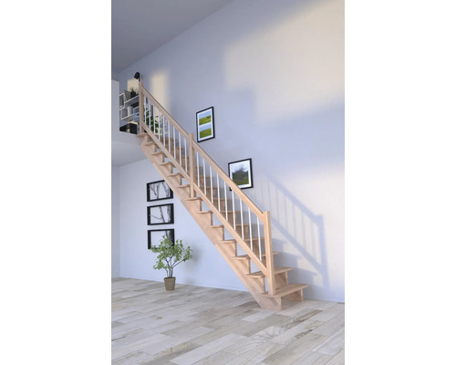 Escalier en bois avec rampe blanche dans une pièce lumineuse