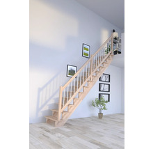 Escalier en bois avec rampe dans une pièce lumineuse.