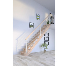 Escalier en bois avec rampe dans une pièce lumineuse