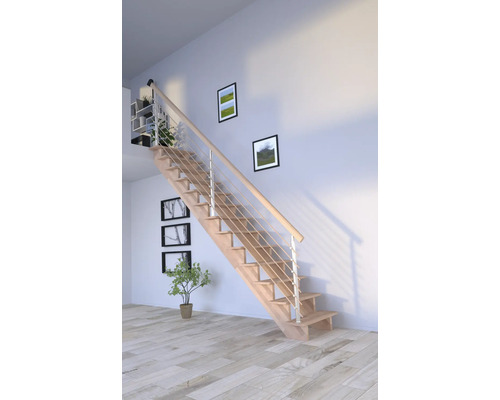 Escalier en bois avec rampe en acier inoxydable dans une pièce lumineuse.